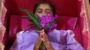 Seorang pemuja berdoa saat berbaring dalam peti mati di kuil Takien, pinggiran kota Bangkok, Thailand, Senin (31/12). Mereka mempercayai ritual ini dapat membantu menyingkirkan nasib buruk dan dianggap sebagai awal dari kehidupan baru. (AP/Sakchai lalit)