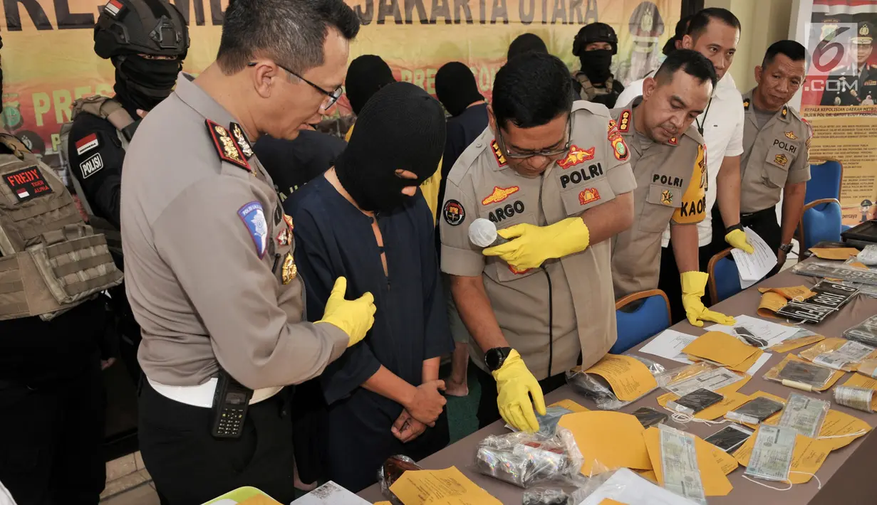 Kabid Humas Polda Metro Jaya Kombes Argo Yuwono (ketiga kiri) mengintrogasi pelaku kejahatan pemalsuan jual beli STNK dan TNKB khusus dalam rilis kasus di Polres Jakarta Utara, Selasa (27/8/2019). (merdeka.com/Iqbal S Nugroho)