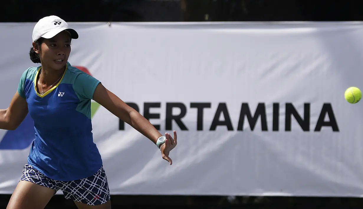 Petenis Indonesia, Deria Nur Haliza, memukul bola saat ITF Women's Circuit di Elite Club Epicentrum, Jakarta, Selasa (18/6). Turnamen tingkat internasional ini diikuti sejumlah petenis Asia dan Eropa. (Bola.com/Yoppy Renato)