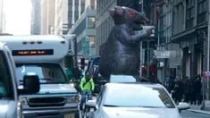 Balon tikus raksasa berjalan di tengah kota untuk diletakkan di luar kantor perusahaan sebagai simbol protes di New York, Kamis (26/12/2019). Serikat pekerja Amerika telah menggunakan balon tikus  untuk menyoroti praktik perburuhan yang tidak adil sejak 1990-an. (TIMOTHY A. CLARY/AFP)