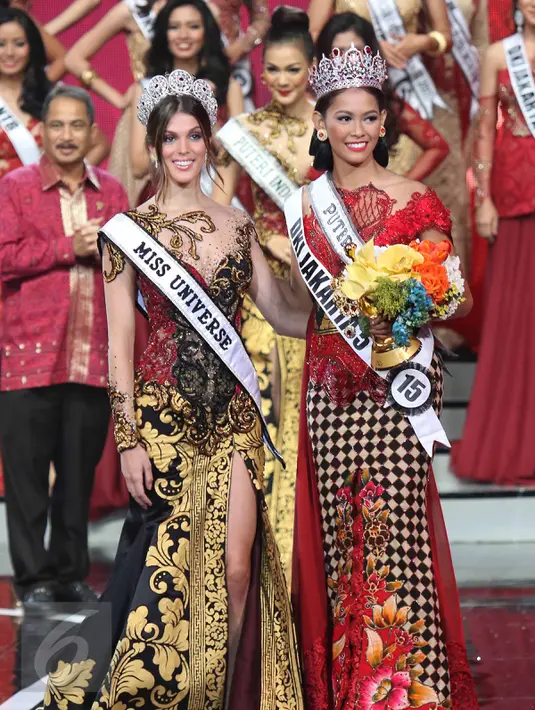 Bunga Jelita Ibrani berpose dengan Miss Universe 2016, Iris Mittanaere pada malam puncak Grand Final Puteri Indonesia 2017 di JCC, Jakarta, Sabtu (1/3) dini hari. Bunga akan mengikuti ajang Miss Universe, pada 2018. (Liputan6.com/Angga Yuniar)