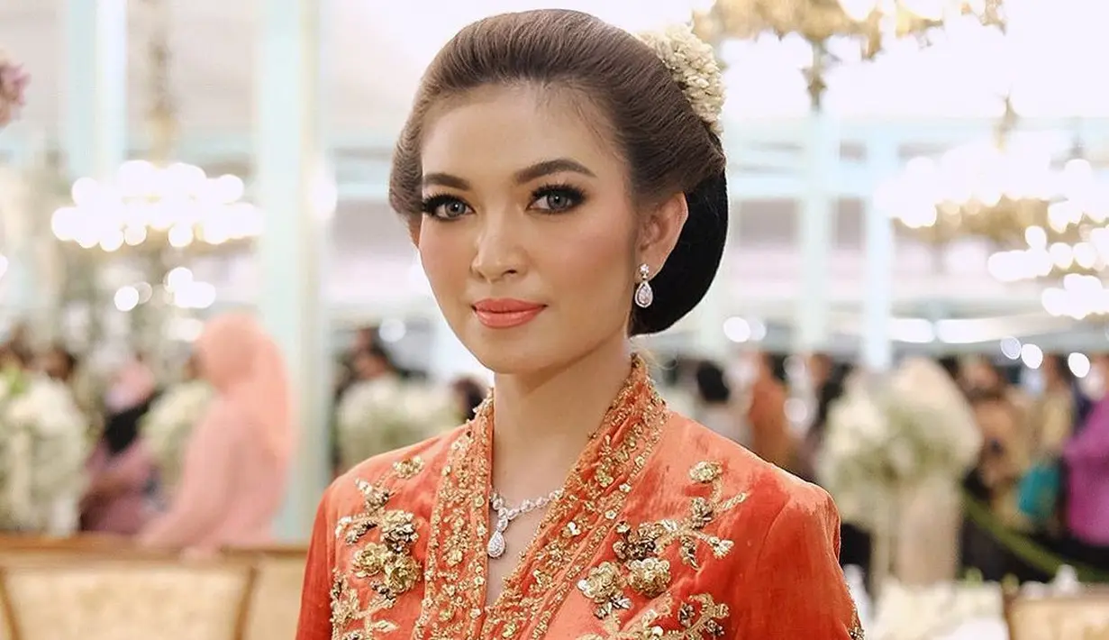 Lagi, pesona sempurna Selvi Ananda sebagai perempuan Jawa. Dibalut kebaya merah, makeup bold Selvi menyempurnakan penampilannya secara keseluruhan. Area mata yang dipertajam dengan eyeliner berwarna hitam dan pulasan lipstik bernuansa oranye yang glossy membuat Selvi tampil beda di sini. [Foto: Instagram/rama_jee]