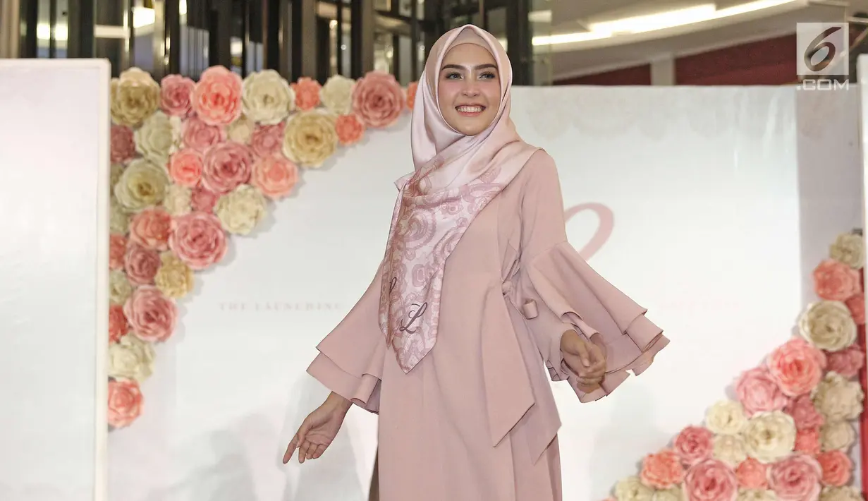 Model berjalan di atas catwalk saat launching hijab Lacelove by Laudya Cynthia Bella di kawasan Sudirman, Jakarta, Selasa (31/10). Bella memamerkan rancangannya sebanyak 22 hijab. (Liputan6.com/Herman Zakharia)