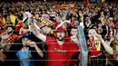 Suporter RC Lens saat mendukung timnya melawan Arsenal pada laga Liga Champions di Stade Bollaert-Delelis, Rabu (4/10/2023). Berkat hasil ini, Lens pun kini berhak memuncaki klasemen Grup B dengan poin 4, sedangkan Arsenal di posisi kedua dengan poin 3. (AFP/Sameer Al-Doumy)