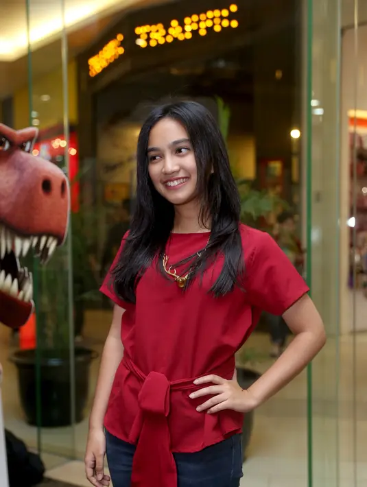 Lama tak terlihat, Rachel Amanda mungkin mempersiapkan diri menjadi penulis profesional. (Andy Masela/Bintang.com)