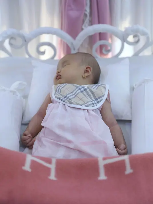 Pasca melahirkan Sheva Elmira Lorrenia, Ussy kerap merasakan repot. Namun ia mengatakan selalu mendapat pertolongan sang suami ketika mengalami kesulitan, terlebih ketika malam hari. (Nurwahyunan/Bintang.com)