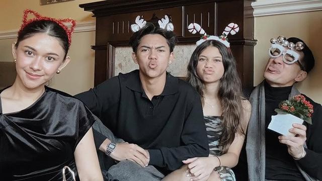 Perayaan Natal Keluarga Andrew White dan Nana Mirdad