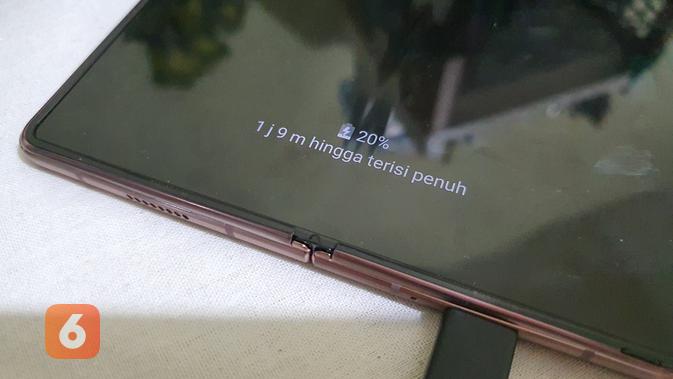 Pengisian daya Galaxy Z Fold 2 (Liputan6.com/ Agustin Setyo W)