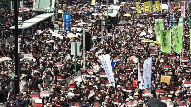 Ribuan demonstran kenakan pakaian hitam untuk tuntut kepala eksekutif Hong Kong mundur (AFPHector Retamal)