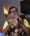 Soleh Solihun tidak hanya tenar sebagai pemain film, ia juga sering mewarnai dunia stand up comedy. Tidak heran jika Raditya Dika mengajak Soleh untuk bermain di filmnya sekaligus meminta ide-ide cemerlang. (Nurwahyunan/Bintang.com)