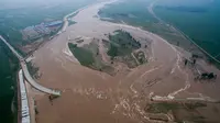 Gambar udara ini menunjukkan sawah dan jalanan yang terendam di Kota Xingtai (Reuters)