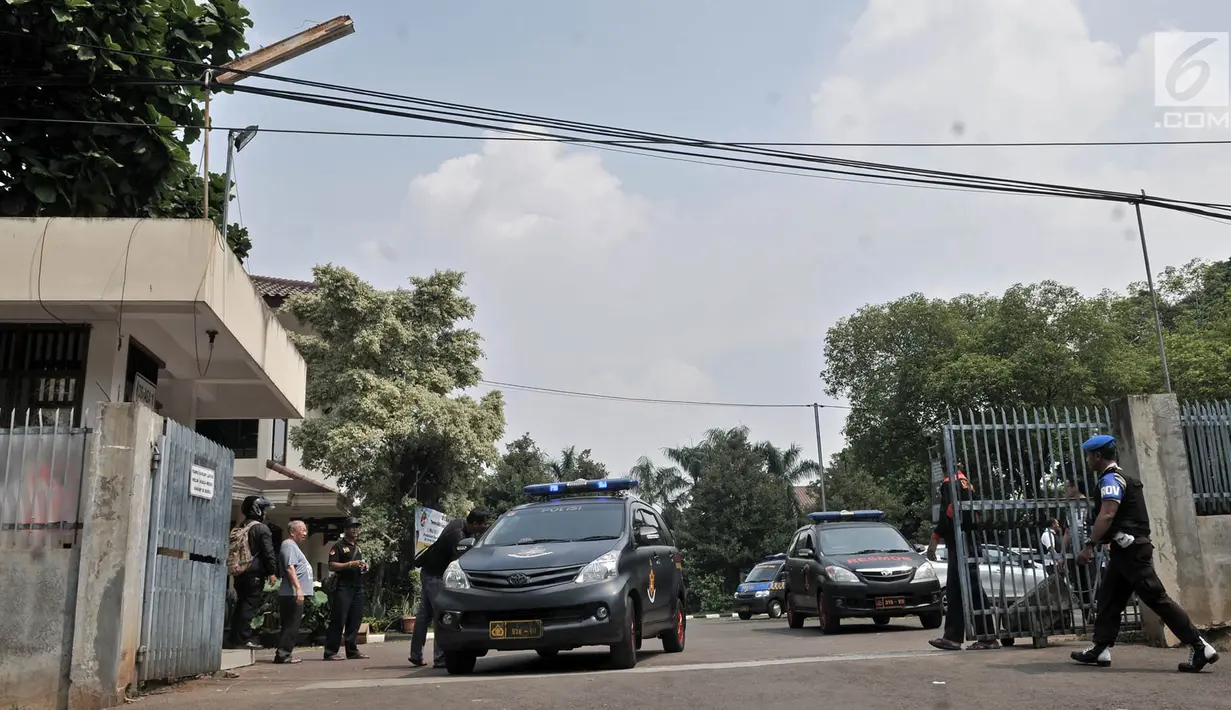 Kendaraan aparat kepolisian terlihat di Gereja Santa Anna Duren Sawit, Jakarta Timur, Senin (14/5). Tim Gegana Polda Metro Jaya melakukan penyisiran di dalam area gereja menyusul teror bom melalui telepon gelap di gereja itu (Merdeka.com/Iqbal S. Nugroho)
