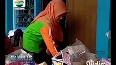 Di wilayah Pamekasan, Jawa Timur, buku pelajaran dan dokumen penting sekolah terendam banjir. Guru dan siswa mengadakan bersih-bersih sekolah.