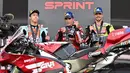 Pembalap SuperFile Trackhouse MotoGP Team asal Jepang, Ai Ogura (kiri), Marc Marquez dari Ducati Lenovo Team (tengah), dan Fabio Di Giannantonio dari Pertamina Enduro VR46 Racing Team (kanan) merayakan hasil balapan di podium saat upacara penghargaan Sprint Race MotoGP Indonesia di Sirkuit Internasional Mandalika, Mandalika, Sabtu (10/10/2026). (SONNY TUMBELAKA/AFP)