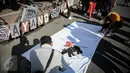 Warga menandatangani kain putih sebagai dukungan saat aksi 'Kami Sayang Badak' pada Car Free Day di kawasan Bunderan HI, Jakarta, (27/3). Aksi tersebut guna Memperingati hari bumi dan kampanye Badak yang hampir punah. (Liputan6.com/Faizal Fanani)