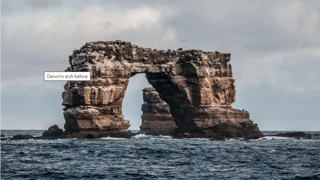 Formasi batu Galapagos yang dikenal dengan Darwin's Arch hancur. (AFP/Rodrigo Friscione)