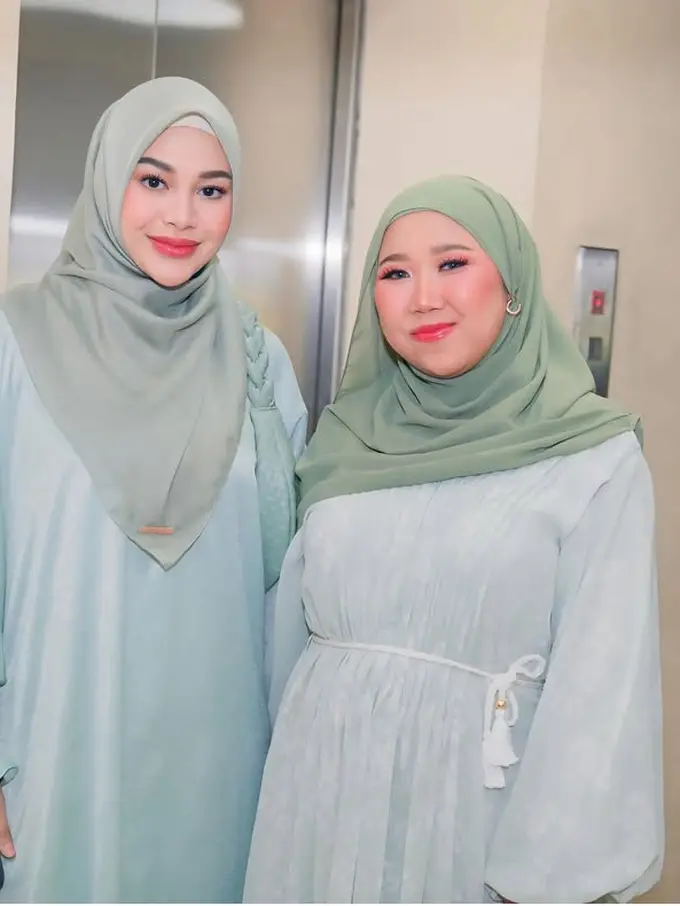 Gaya Kompak Kiky Saputri dan Aurel Hermansyah