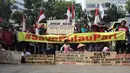 Sejumlah warga Pulau Pari menggelar aksi di depan PN Jakarta Utara, Kamis (12/7). Mereka menolak dugaan kriminalisasi terhadap Ketua RW Pulau Pari Sulaiman dalam kasus penyerobotan lahan. (Liputan6.com/Arya Manggala)