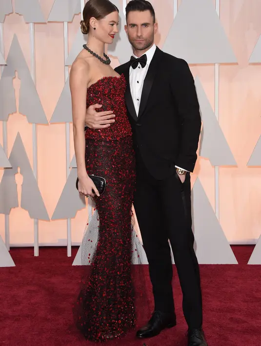 Behati Prinsloo banjir pujian usai mengunggah foto-foto kehamilannya ke akun instagram pribadinya. Banyak netizen yang mendukung dan mendoakan persalinan model Victoria Secrets itu. (9AFP/Bintang.com)