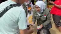Aksi Istri Wali Kota Bekasi Turun Bantu Korban Banjir, Mengaku Ikut Terdampak