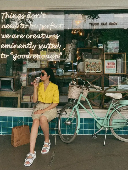 <p>Saat hangout, Febby Rastanty gak pernah absen untuk membawa fashion item andalannya. Yup, kacamata. (FOTO: instagram.com/febbyrastanty/)</p>