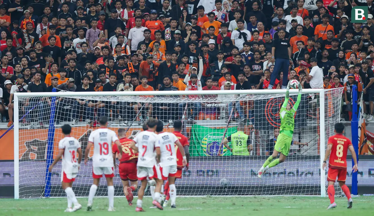Kiper Bali United, Mike Hauptmeijer, menangkap bola saat melawan Persija Jakarta dalam lanjutan BRI Super League 2025/2026 di Jakarta International Stadium (JIS), Minggu (14/9/2025) malam WIB. (Bola.com/M Iqbal Ichsan)
