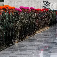 Tentara bersiap jelang pemakaman istri presiden ke-6 RI Susilo Bambang Yudhoyono, Ani Yudhoyono di TMP Kalibata, Jakarta, Minggu (2/6/2019). Presiden Joko Widodo atau Jokowi akan memimpin pemakaman jenazah Ani Yudhoyono. (Liputan6.com/JohanTallo)