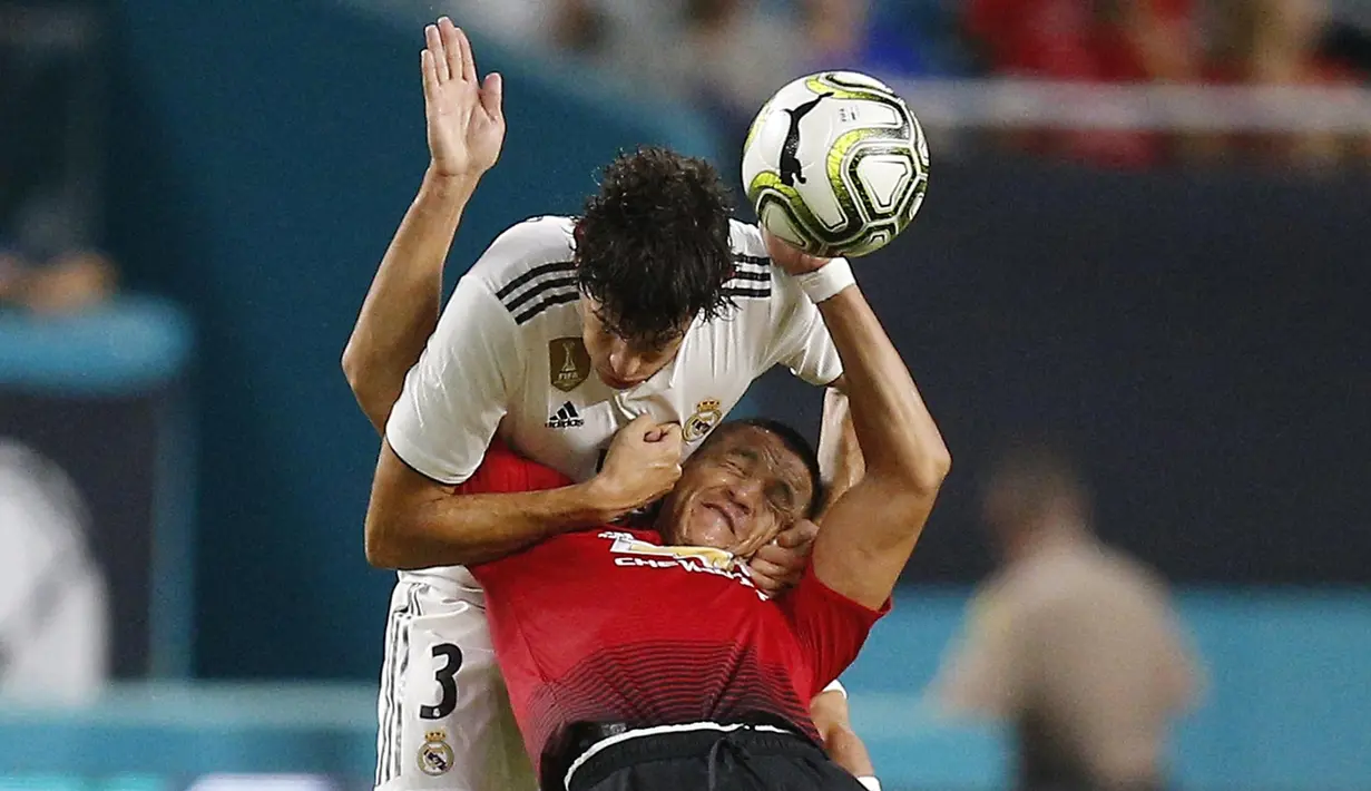 Striker Manchester United, Alexis Sanchez, duel udara dengan bek Real Madrid, Jesus Vallejo, pada laga ICC 2018 di Miami Gardens, Rabu (1/8/2018). Manchester United menang 2-1 atas Real Madrid. (AP/Brynn Anderson)