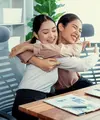 Memberikan pelukan hangat pada rekan kerja bisa menjadi tanda bahwa kamu sangat berempati dan pengertian terhadapnya. (Foto dok: Freepik/Frolopiaton Palm).