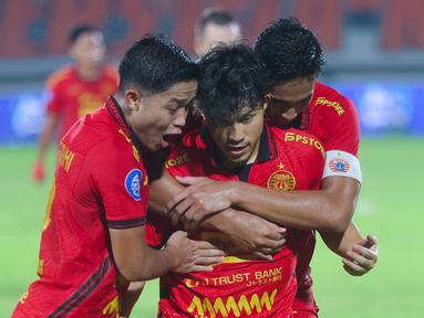 Pemain Persija Jakarta merayakan gol yang dicetak oleh Ryo Matsumura ke gawang PSIS Semarang pada laga pekan ke-25 BRI Liga 1 2024/2025 di Indomilk Arena, Rabu (05/03/2025) malam WIB. (Bola.com/M Iqbal Ichsan)