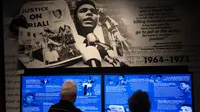 Pengunjung melihat rekam jejak petinju legendaris Muhammad Ali di Muhammad Ali Center, Louisville, Kentucky (5/6). Muhammad Ali Center ini memiliki enam lantai dengan luas 8.988 meter persegi. (AFP PHOTO/Brendan Smialowski)