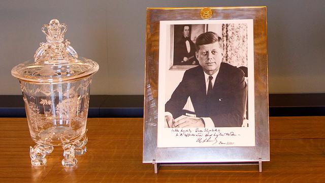 Ini Koleksi Barang - barang Kerajaan Inggris pada Pameran Hadiah Kerajaan