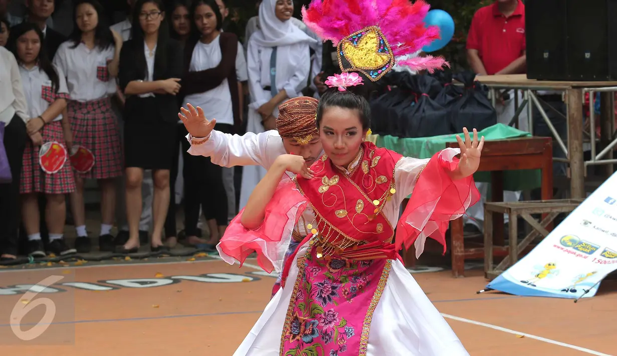 Tarian daerah dibawakan salah satu peserta saat Tax Competition 2015, Jakarta, Senin (23/11/2015).Kompetisi tersebut untuk memberikan edukasi tentang pajak dan budaya nusantara sejak dini (Liputan6.com/Angga Yuniar)