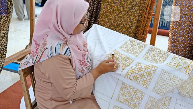 Pengrajin tengah membatik di Wastra Expo Simposium Kain Tradisional ASEAN 2019 di Royal Ambarrukmo, Yogyakarta, 5 November 2019. (Liputan6.com/Asnida Riani)