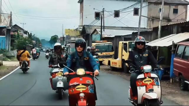 Potret Kesederhanaan Vino G. Bastian Jajan Cuanki (credit: https://www.instagram.com/vinogbastian__/)