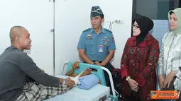 Citizen6, Jakarta Pusat: etua Gabungan Jalasenastri Kolinlamil Ny. Ismiartini Darojatim mengunjungi anggota Kolinlamil yang tengah dirawat di Rumah Sakit TNI AL Dr. Mintohardjo, Jalan Raya Bendungan Hilir, Tanah Abang, Jakarta Pusat, pada Selasa (30/10). 