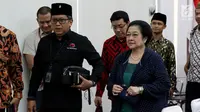 Ketua Umum PDIP Megawati Soekarnoputri didampingi Sekjen PDIP Hasto Kristiyanto saat akan menghadiri pertemuan dengan organisasi Ikhwanul Muballighin di DPP PDIP, Jakarta, Kamis (26/4). (Liputan6.com/JohanTallo)