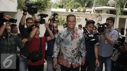 Anies Baswedan berjalan di halaman kediaman Hamzah Haz saat kunjungannya di Patra Kuningan XV, Kuningan, Jakarta, Rabu (16/11). Anies menuturkan kedatangannya untuk berdiskusi dan bersilaturahmi. (Liputan6.com/Helmi Affandi)