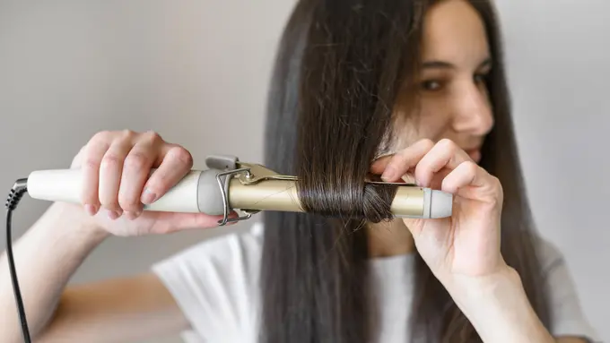 Tak Perlu Catokan, Ini Cara Menata Rambut Panjang Tanpa Alat Pemanas [Dok/freepik.com]