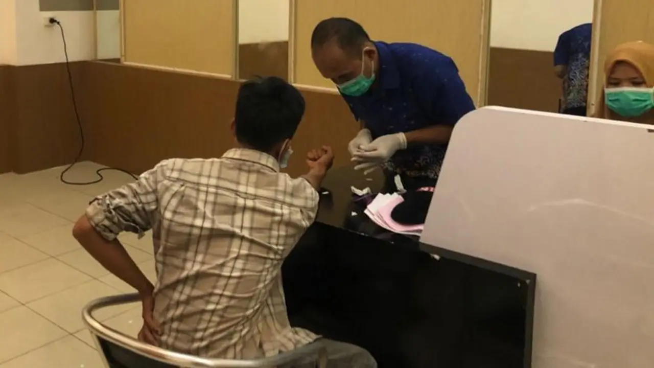Petugas sedang mengambil sampel rapid tes penumpang di Bandara Internasional Minangkabau (BIM).