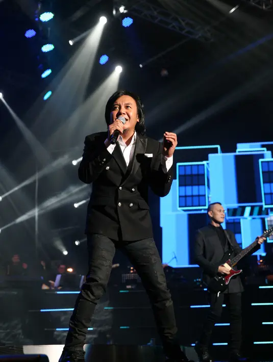 Pemilik album The Best of Ari Lasso (2007) itu juga sukses menghentak penggemarnya dengan lagu bertempo cepat. Seperti Elang, Misteri Ilahi dan Mana Kutahu. Sekitar 20 lagu dibawakan konser yang berlangsung sekitar 2,5 jam itu. (Nurwahyunan/Bintang.com)