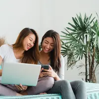 Ilustrasi wanita belanja online/Shutterstock.