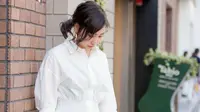 Selain aman, blouse putih juga pas dikenakan untuk ke kantor. Yuk, intip inspirasi padu padan busana berikut ini. (Foto: Instagram @stylearena.jp)