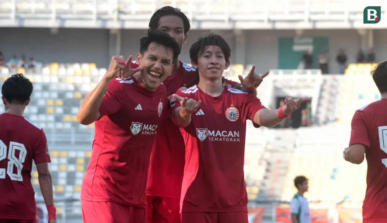 Pemain Persija Jakarta, Arlyansyah Abdulmanan, memamerkan selebrasi ala Spiderman setelah mencetak gol pembuka ke gawang PSMS Medan pada laga terakhir Grup B Piala Presiden 2026 di Stadion Gelora Bung Tomo, Surabaya, Sabtu (1/8/2026). Gol Arlyansyah membuka jalan kemenangan Macan Kemayoran sebelum akhirnya menutup pertandingan dengan skor 4-1 untuk memastikan langkah ke semifinal menghadapi Persib Bandung. (Bola.com/Wahyu Pratama)