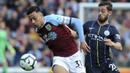 Gelandang Manchester City, Bernardo Silva, berebut bola dengan pemain Burnley, Dwight McNeil, pada laga Premier League di Stadion Turf Moor, Minggu (28/4). Manchester City menang 1-0 atas Burnley. (AP/Rui Vieira)