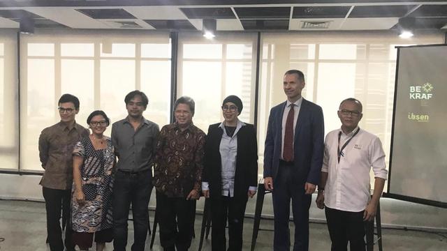 Press Gathering Ibsen Scholarship Award 2019 to Multitude of Peer Gynts (MPG) (Aqilah Ananda Purwanti)