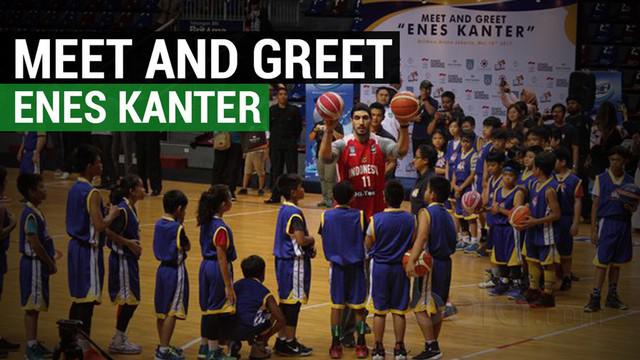 Pemain Oklahoma City Thunder, Enes Kanter, memberikan motivasi dan coaching clinik kepada pebasket muda Indonesia di Britama Arena, Jakarta.