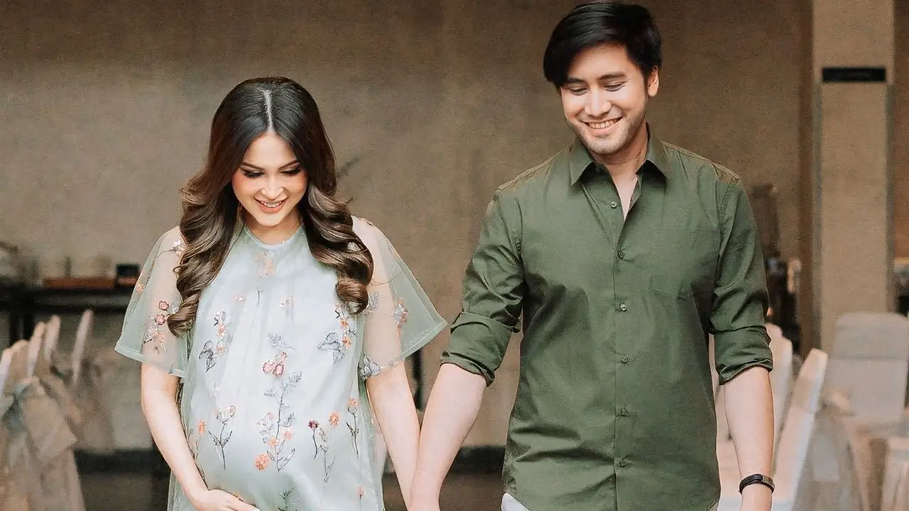 6 Gaya Vicy Melanie Istri Kevin Aprilio Kenakan Lace Dress saat Gelar Gender Reveal Anak Pertama