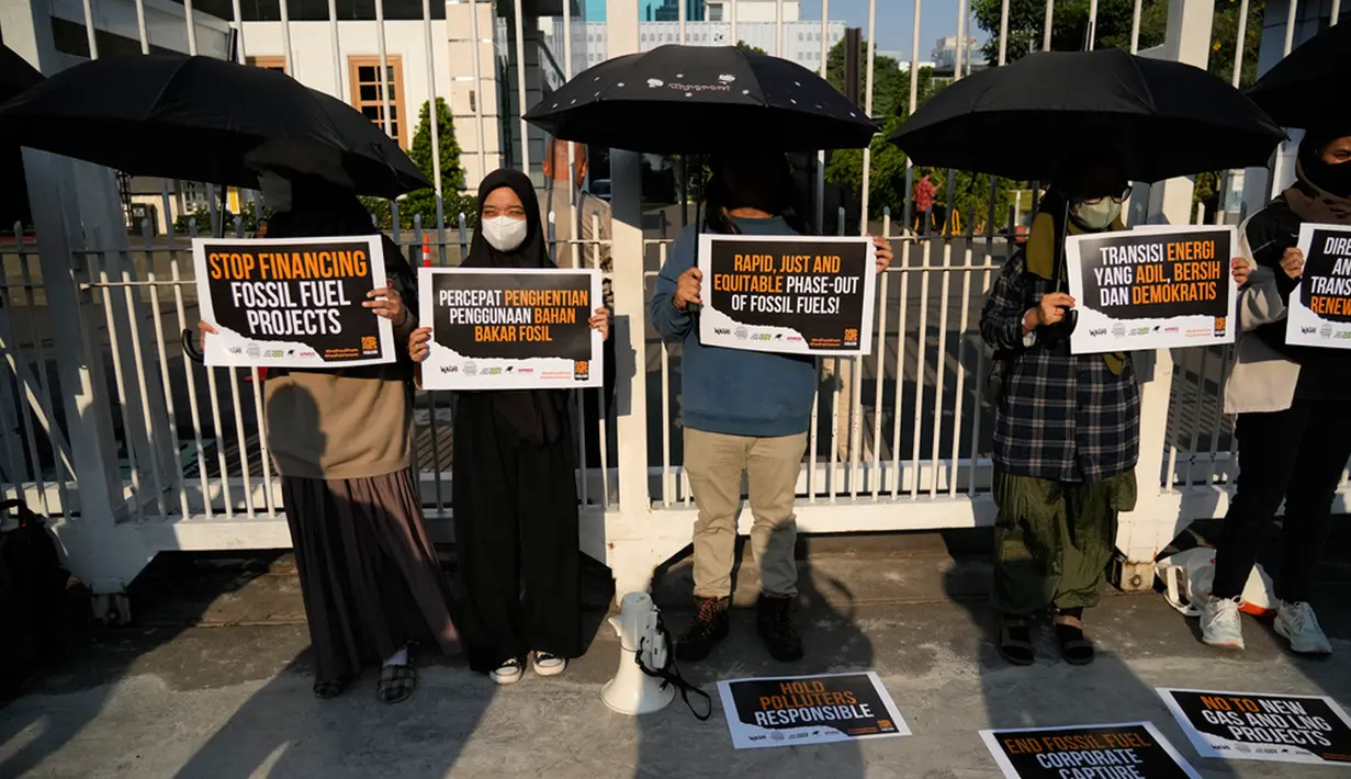 <p>Aktivis memegang spanduk saat melakukan protes di depan Kantor Kementerian Energi dan Sumber Daya Mineral di Jakarta, Indonesia, Jumat (15/9/2023). Aktivis iklim di seluruh dunia menyerukan diakhirinya pembakaran bahan bakar fosil yang dapat menyebabkan pemanasan global karena bumi mengalami cuaca ekstrem dan suhu panas yang memecahkan rekor. (AP Photo/Achmad Ibrahim)</p>