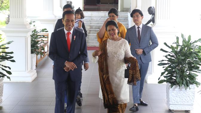 Presiden  Joko Widodo bersama ibu negara Iriana didampingi putra putrinya bersiap meninggalkan Istana Merdeka menuju gedung DPR, Jakarta, Minggu (20/10/2019). Jokowi bersama keluarga menuju DPR untuk dilantik menjadi presiden untuk kedua kalinya. (Liputan6.com/Angga Yuniar)